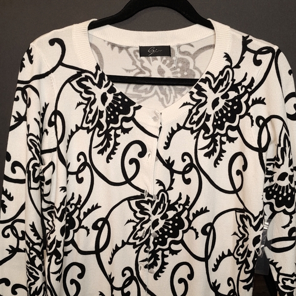 Cyrus nwt Cream and black buttom up front sweather. - Picture 1 of 4